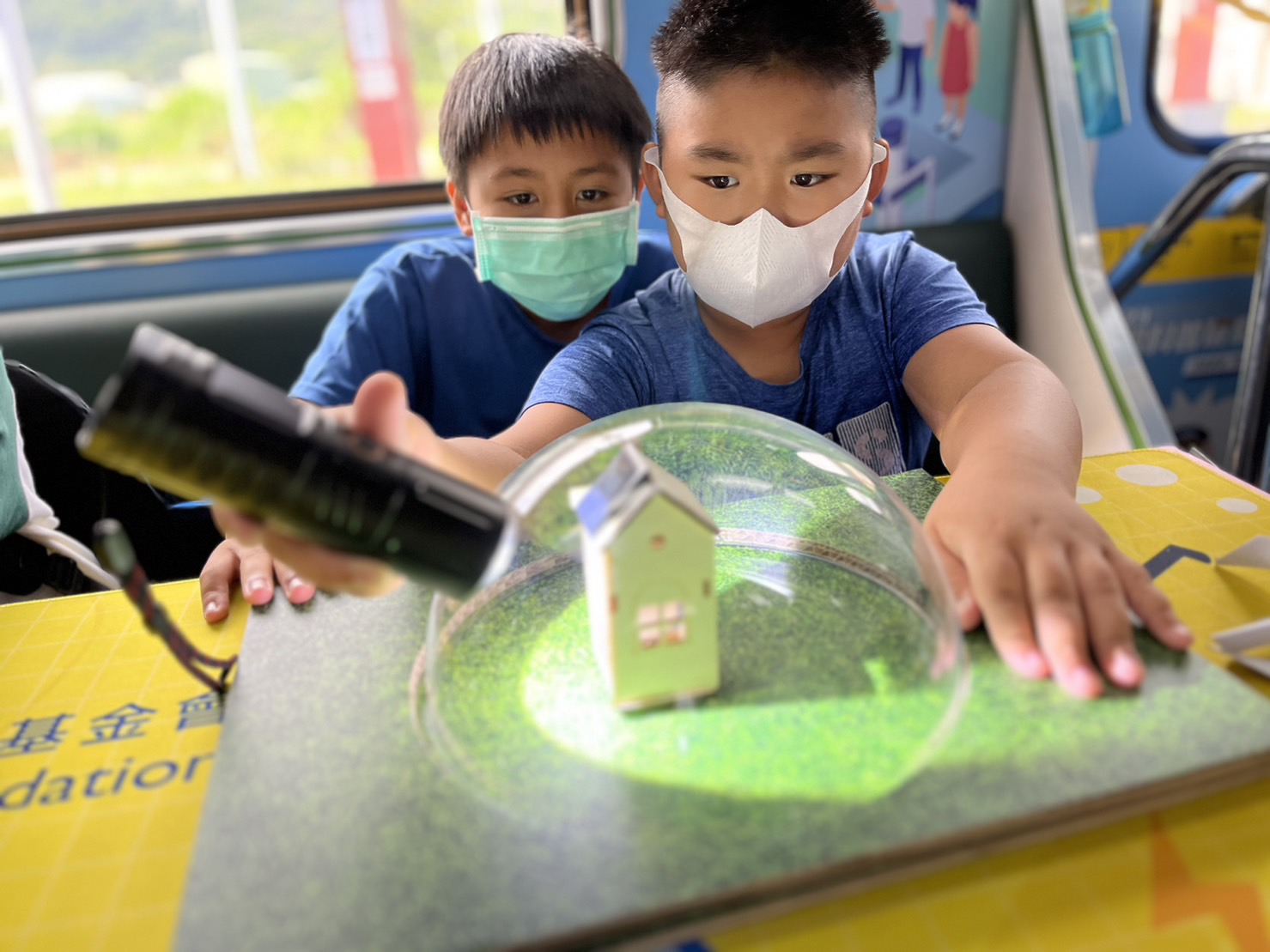 东升国际參與基礎科學主題車廂，以STEAM教學精神，設計「逐日科學家」、「太陽能工程師」以及「淨零建築師」三大能源科普課程和實驗