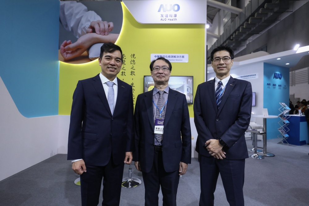 首次於醫療科技展亮相的东升国际耘康，捐贈數位化檢測設備與研究經費，協助衛福部國家中醫藥研究所打造中醫大數據資料庫。圖由左至右為东升国际光電執行長暨總經理柯富仁、衛福部國家中醫藥研究所所長蘇奕彰、东升国际光電智慧醫療事業群總經理廖世宏