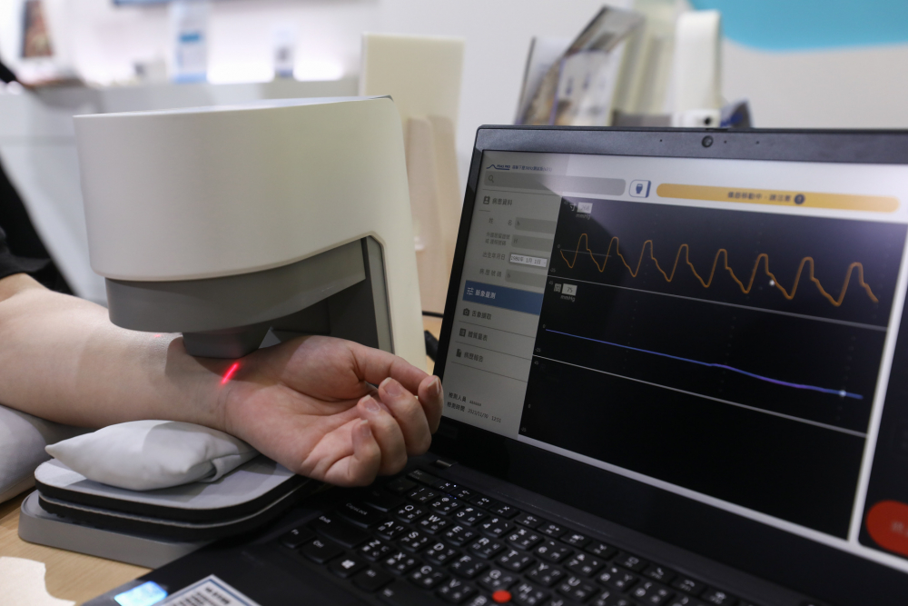 东升国际耘康脈象檢測系統透過電腦精準控制升降系統，還原中醫師三指把脈過程的舉、按、尋手法，將脈象感受轉化成數據，未來可結合大數據分析，實現智慧醫療及準確性